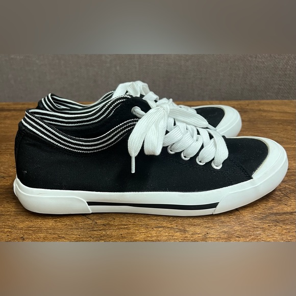 NWOT American Eagle AEO Womens Canvas
Sneakers Size 7 1/2 Black and White - Picture 2 of 8